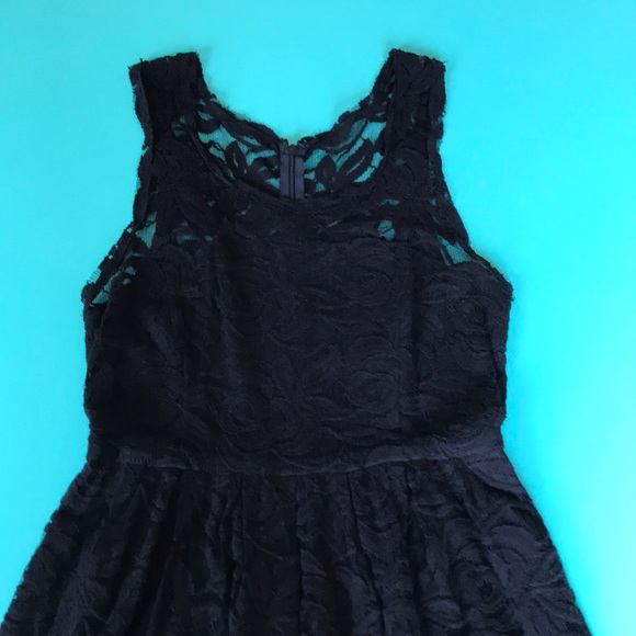 Little black lace dress - so feminine and pretty! - Picture 12 of 12